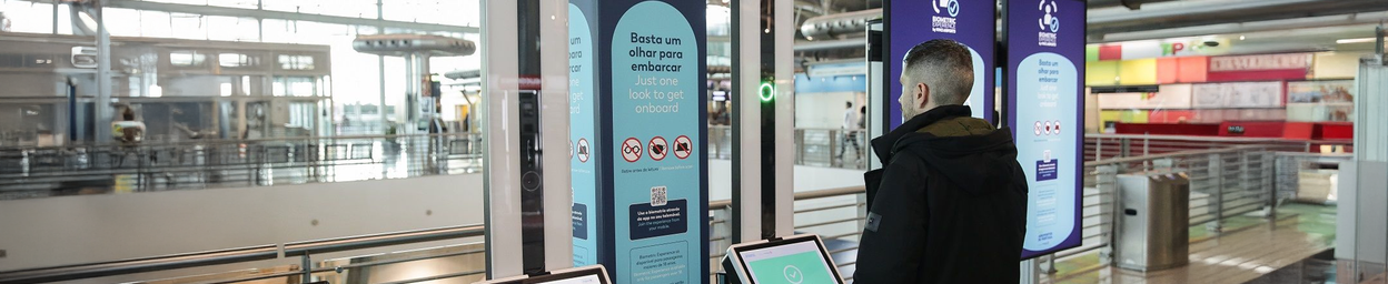 Skärmar för passerkontroll och identifiering